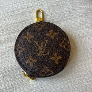 Coin purse (can hook onto larger bag)